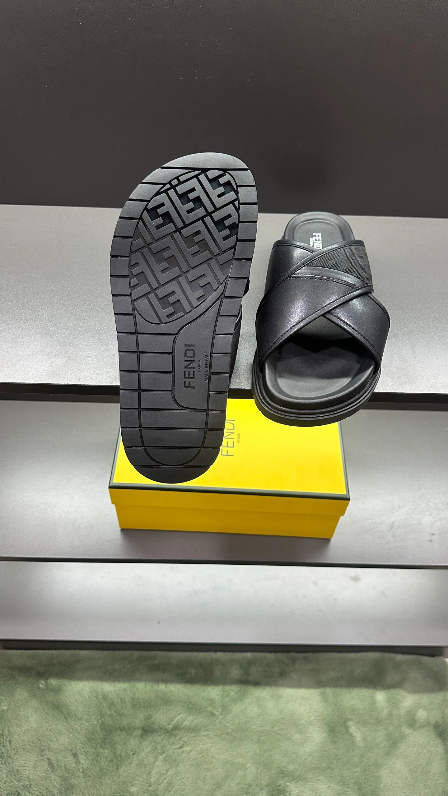 P300 [Fendi Slippers] High-end men's shoes brand, official website 1:1 latest masterpiece: original mold customization, fabrics made of imported original materials, upgraded outsole, lighter and non-slip. The market's top quality, simple yet tasteful, a must-have for fashionistas, fashionable at your feet, full of confidence, the same style at the counter 👍The season of summer slippers is here. Code: 38-45, 46 order